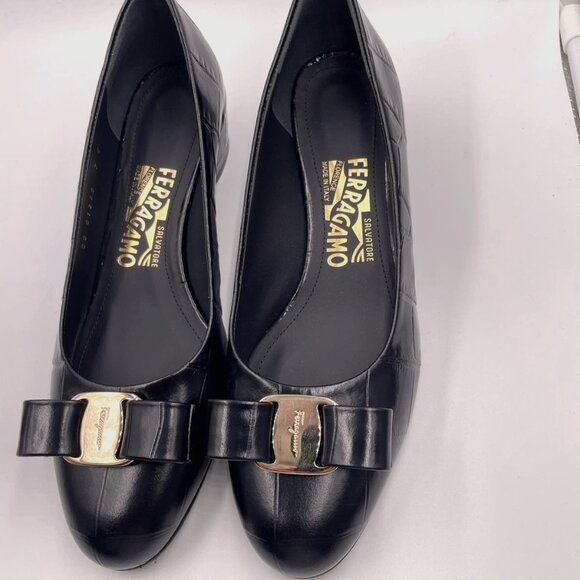 Womens Salvatore Ferragamo Vara Pump Black 7 C Crocodile-print $880 New in Box